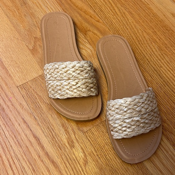Soda Women’s Slide Sandals - NWB - Picture 9 of 9